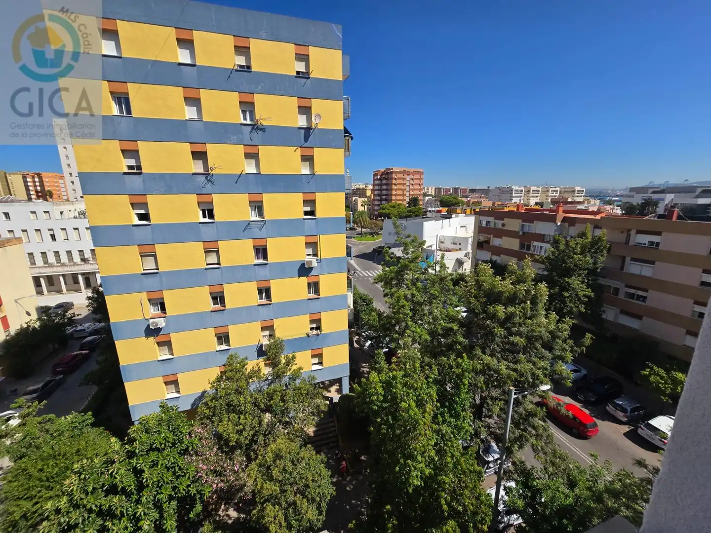 Vista exterior de Pis en venda en Algeciras amb Jardí privat