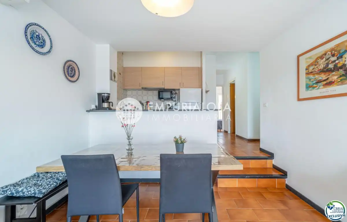 Menjador de Apartament en venda en Empuriabrava amb Aire condicionat, Piscina i Moblat