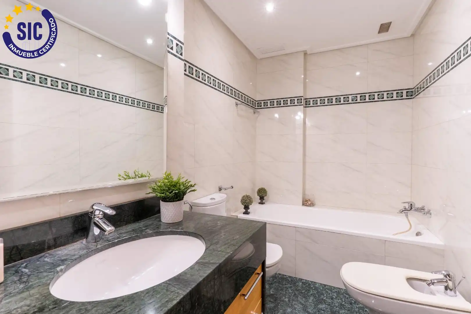 Bathroom of Houses for sale in Alaquàs  with Air Conditioner, Heating and Terrace