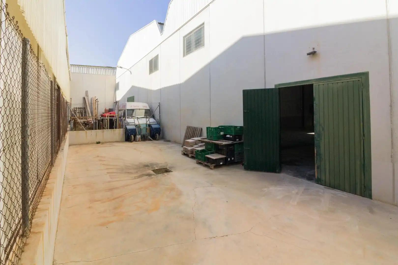 Vista exterior de Nave industrial en venta en Orihuela