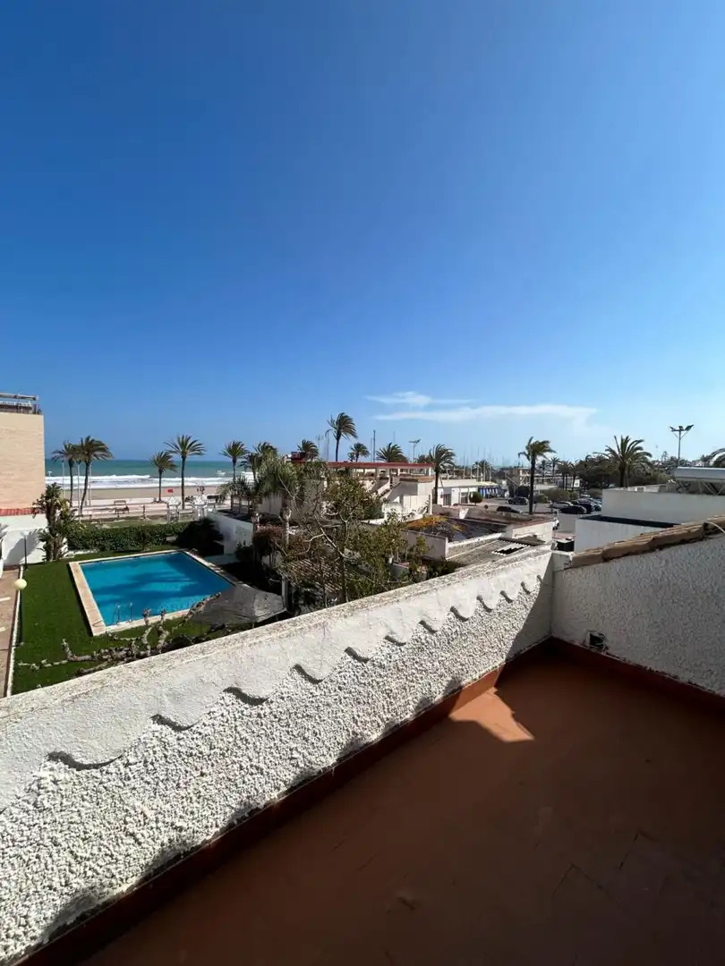 Vista exterior de Casa o chalet de alquiler en La Pobla de Farnals con Aire acondicionado, Terraza y Piscina