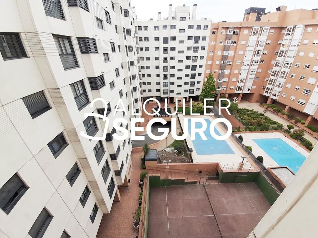 Vista exterior de Pis de lloguer en  Madrid Capital amb Calefacció i Piscina