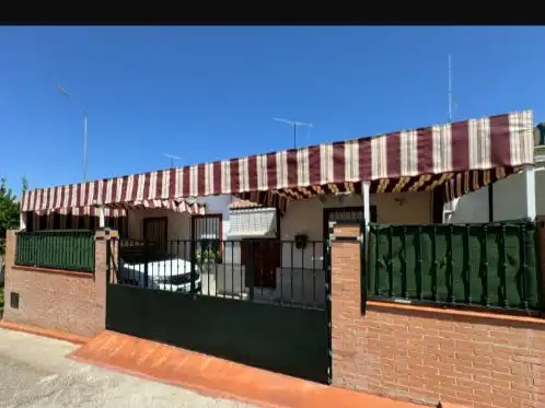 House with garden for sale in Calle hermano faustino 7