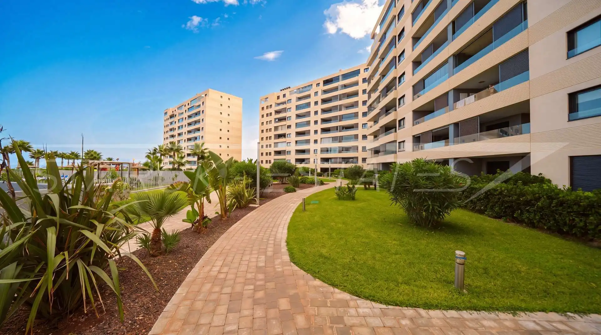 Vista exterior de Apartament en venda en Orihuela amb Aire condicionat, Jardí privat i Piscina