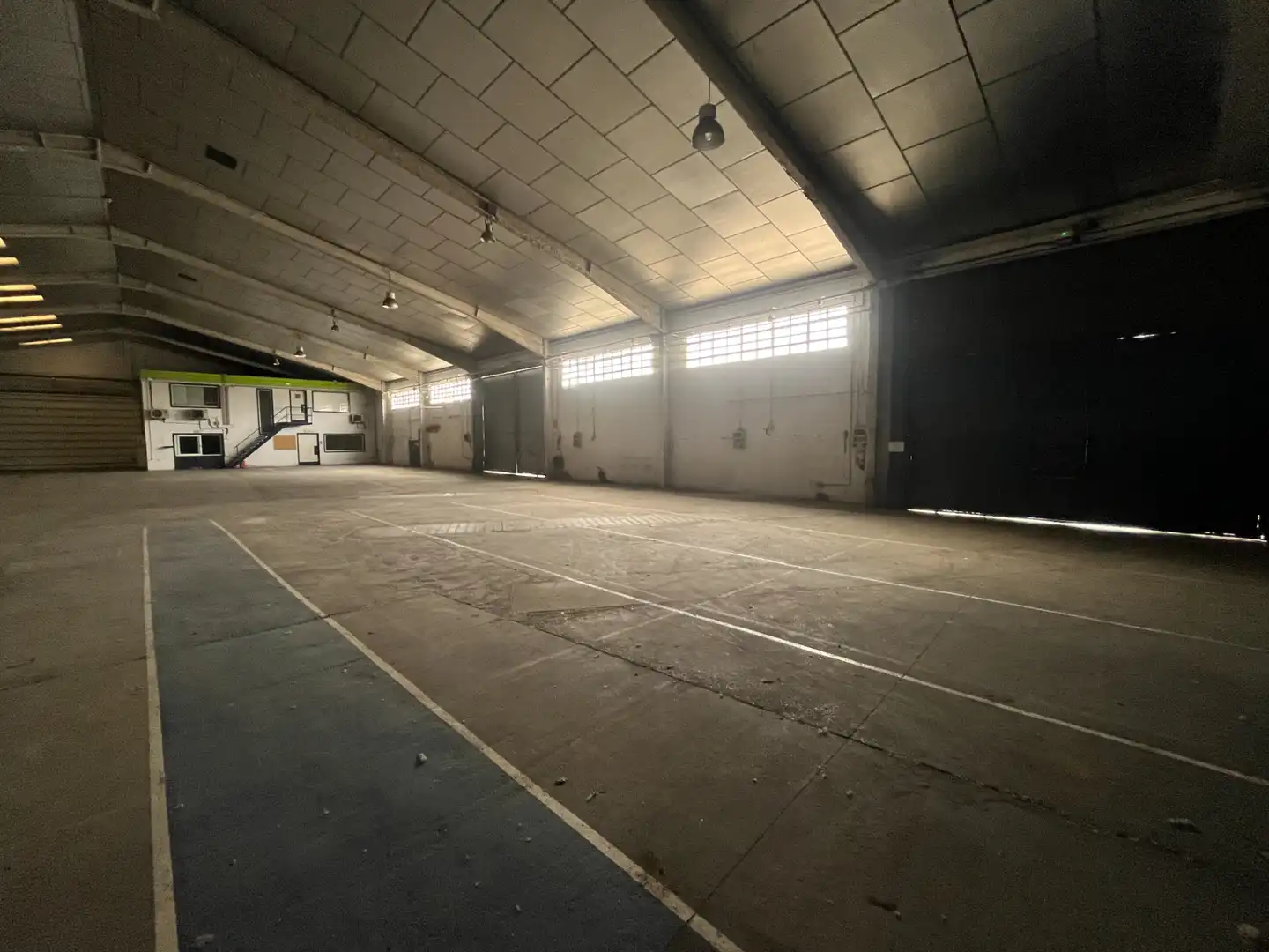 Parkplatz von Fabrikhallen zum Verkauf in Barri dels Escriptors