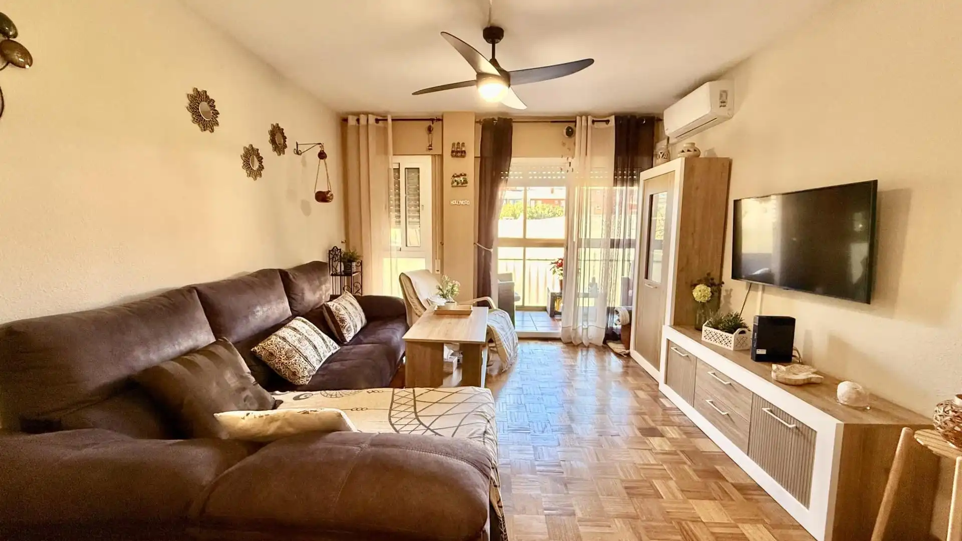 Sala d'estar de Pis en venda en Benalmádena amb Aire condicionat, Parquet i Terrassa