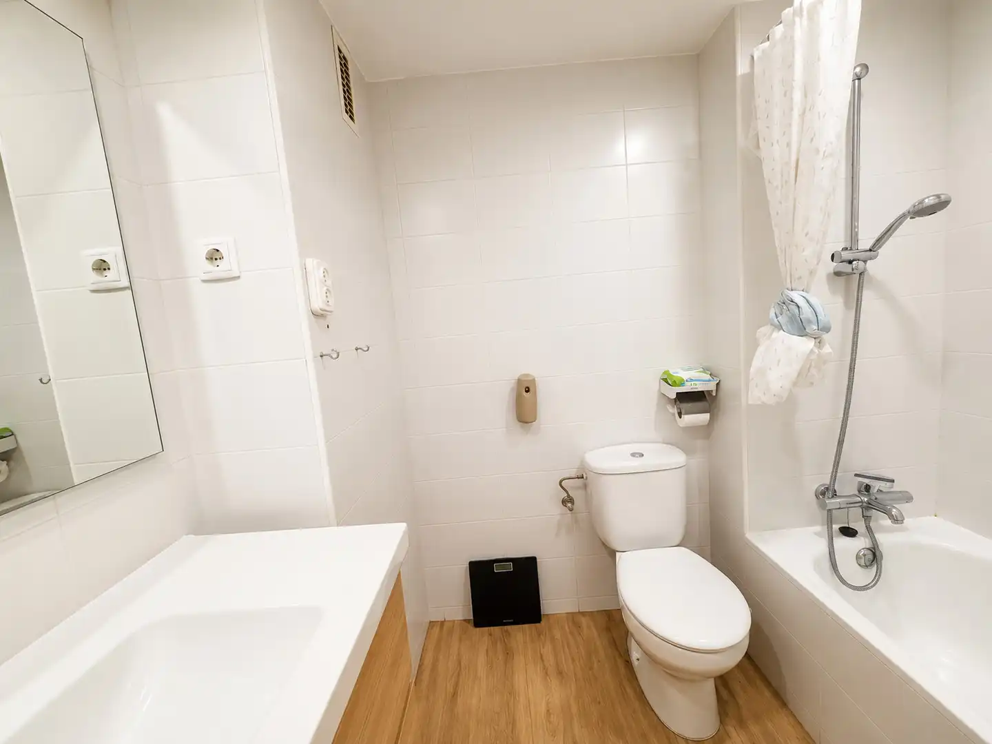 Bathroom of Ground floor for sale in Sabadell  with Air Conditioner, Parquet flooring and Terrace