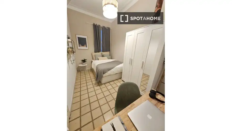 Bedroom of Flat for share in Barcelona  with Air Conditioner, Heating and Furnished