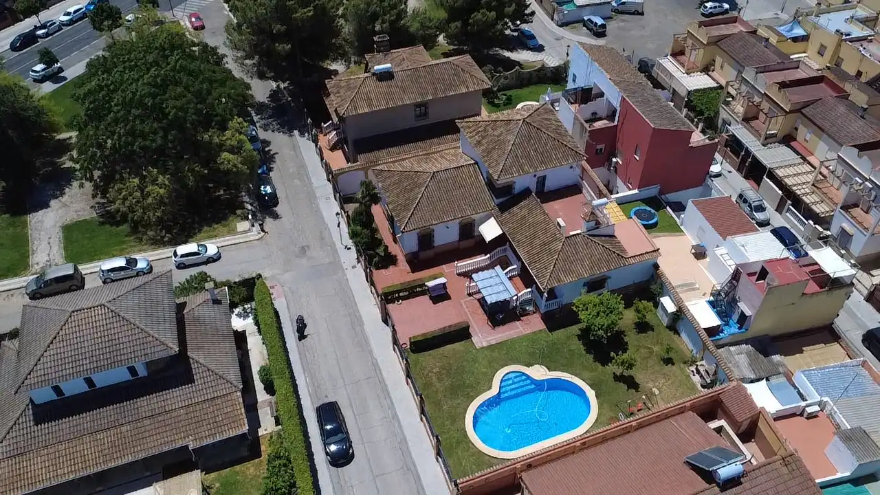 Vista exterior de Casa o xalet en venda en Bormujos amb Aire condicionat, Jardí privat i Terrassa