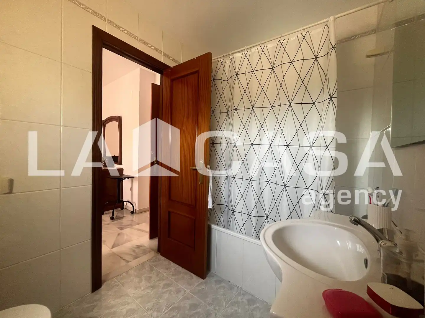 Baño de Casa adosada en venta en Dos Hermanas con Aire acondicionado, Calefacción y Terraza