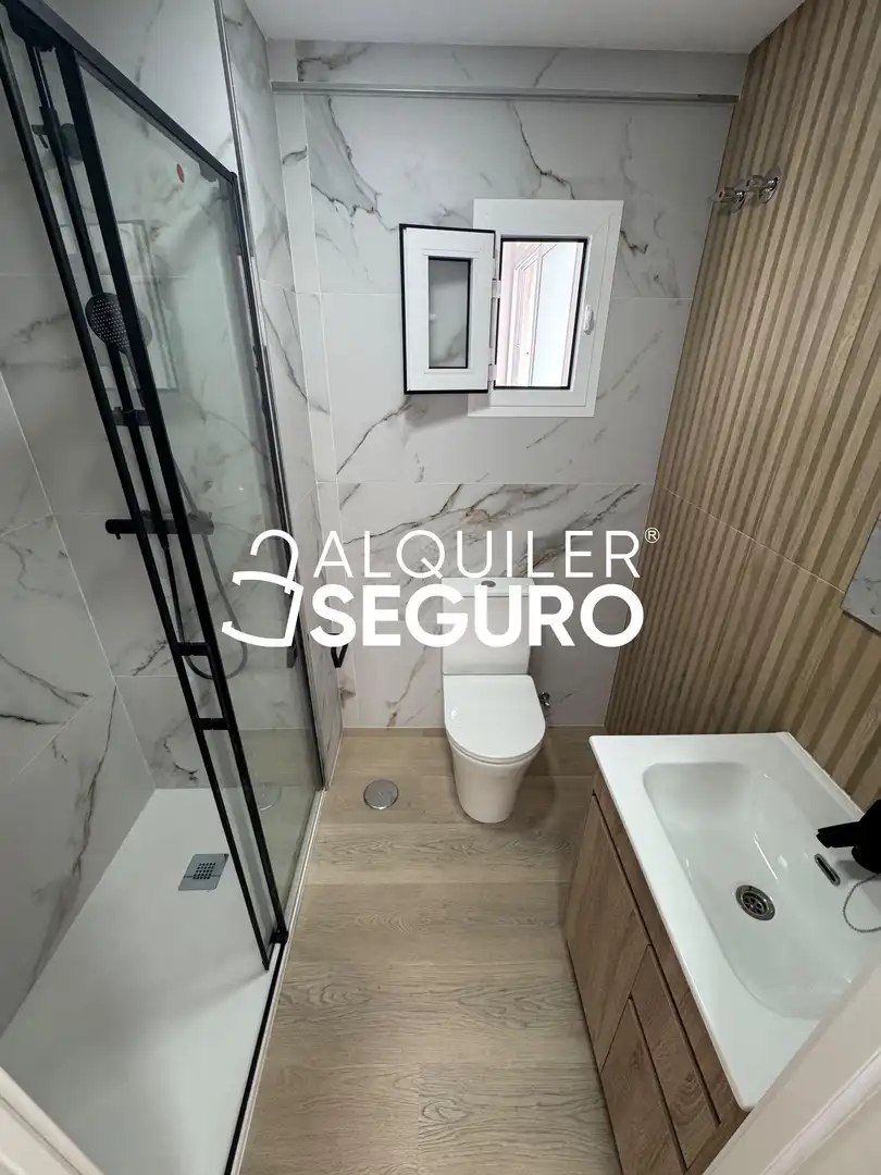 Bathroom of Flat for rent in Málaga  with Air Conditioner