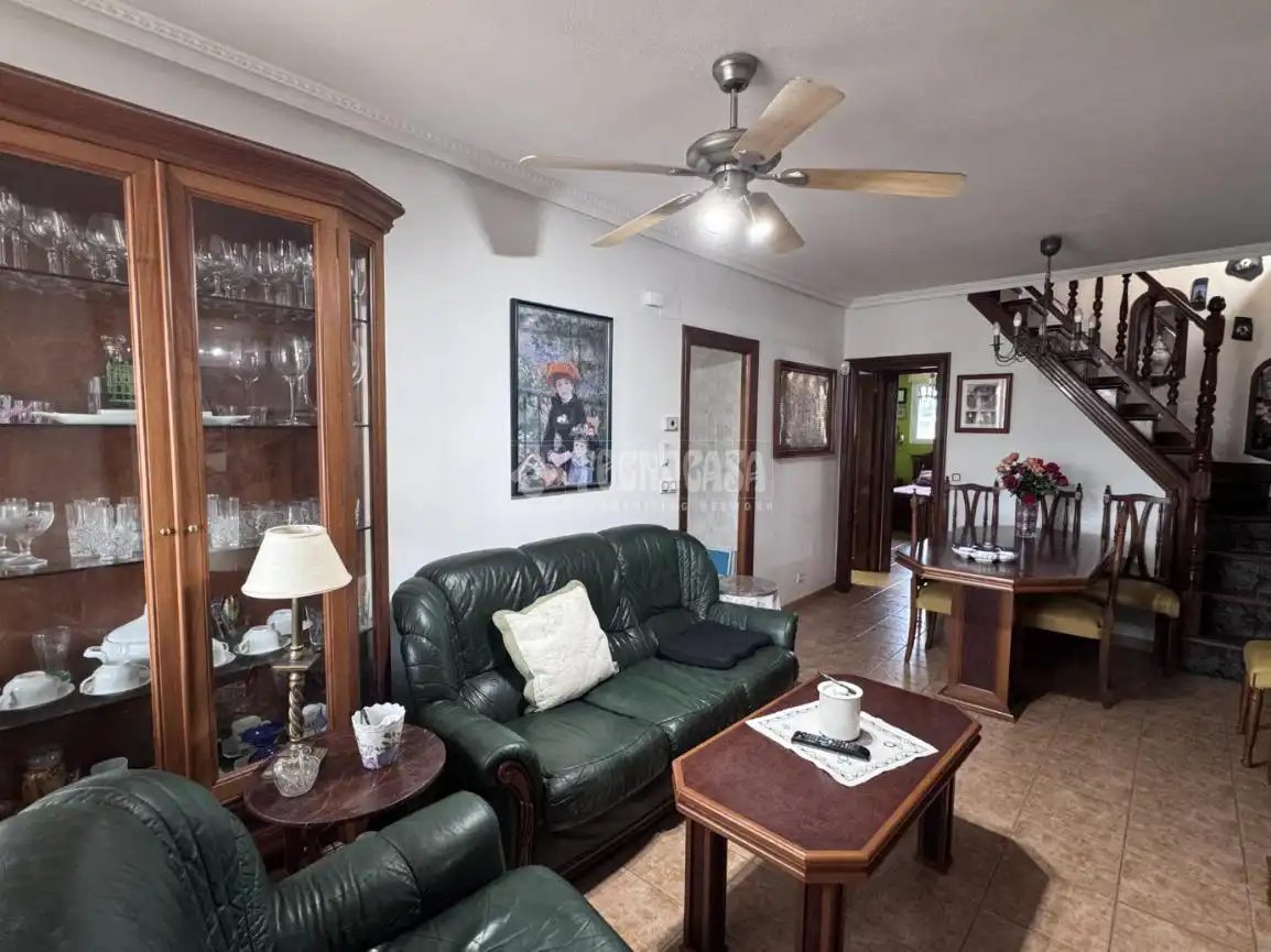 Sala d'estar de Casa adosada en venda en Villasabariego amb Domòtica i Piscina comunitària