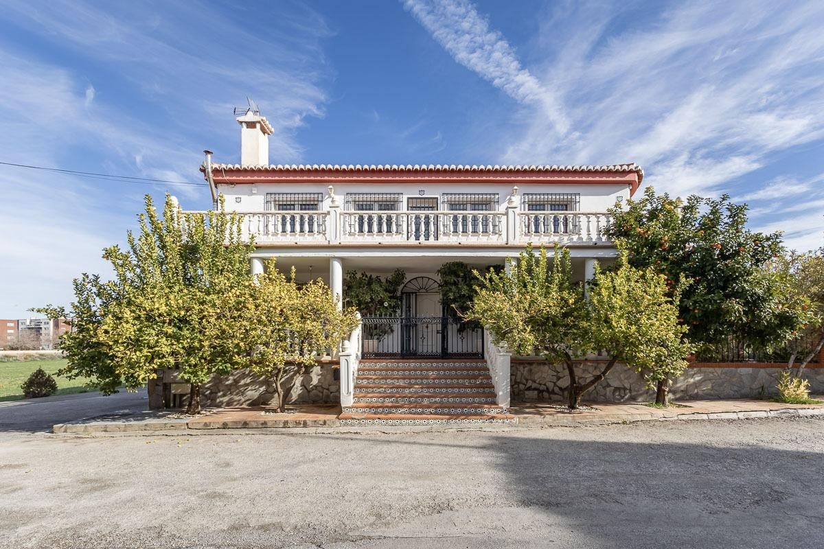 Vista exterior de Casa o xalet en venda en Alhendín amb Aire condicionat, Calefacció i Jardí privat