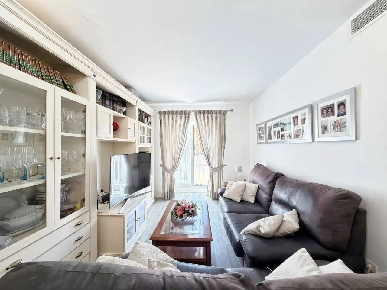 Sala de estar de Casa adosada en venta en Rincón de la Victoria con Aire acondicionado, Calefacción y Terraza
