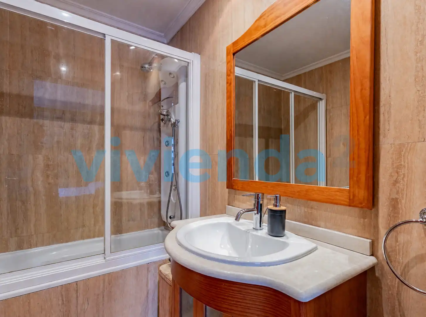 Bathroom of Flat for sale in Madrid  with Air Conditioner, Heating and Storage room