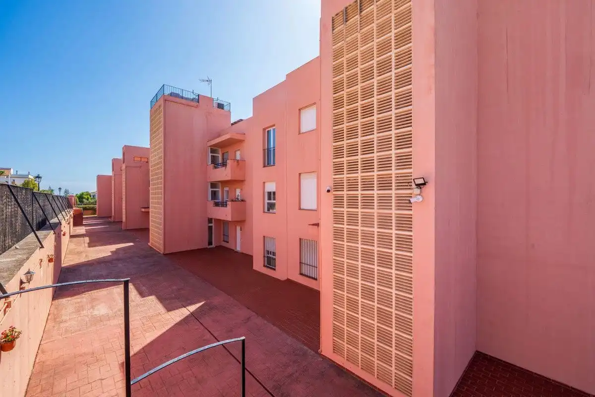 Vista exterior de Àtic en venda en Manilva amb Aire condicionat, Calefacció i Terrassa