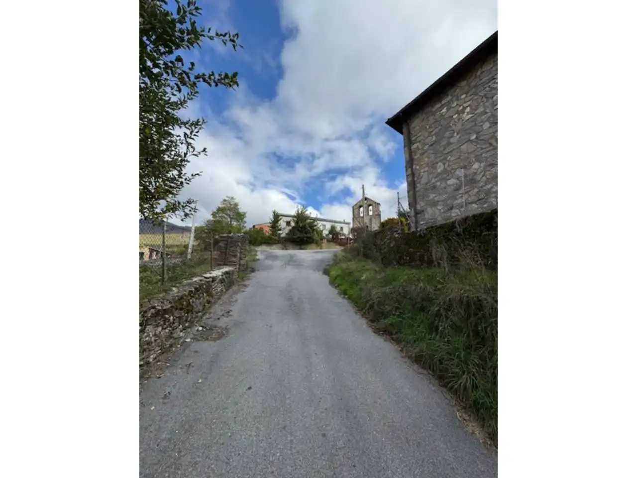 Vista exterior de Casa o xalet en venda en El Cardoso de la Sierra amb Calefacció i Moblat