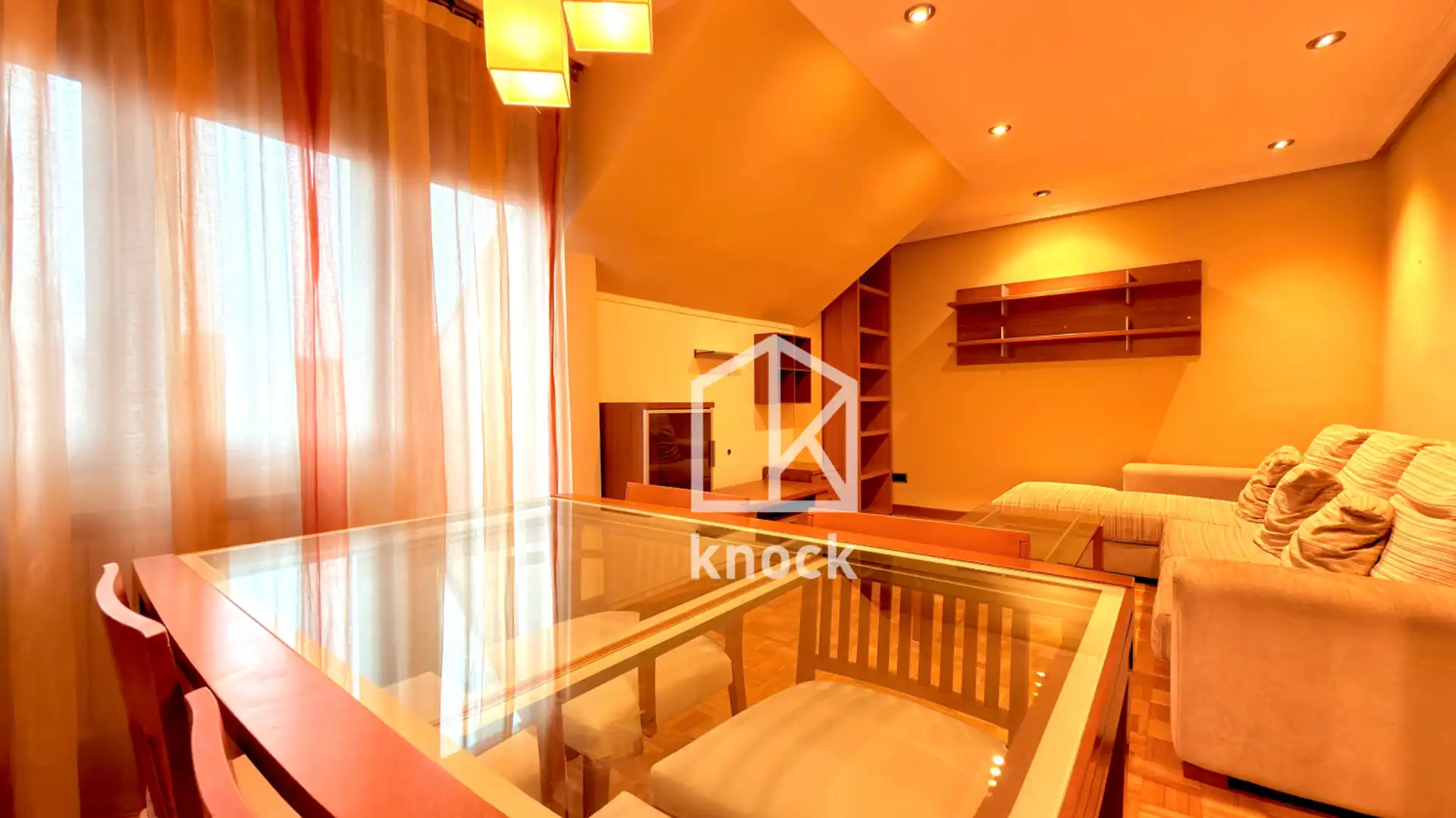 Dormitori de Àtic en venda en Oviedo  amb Calefacció, Parquet i Terrassa