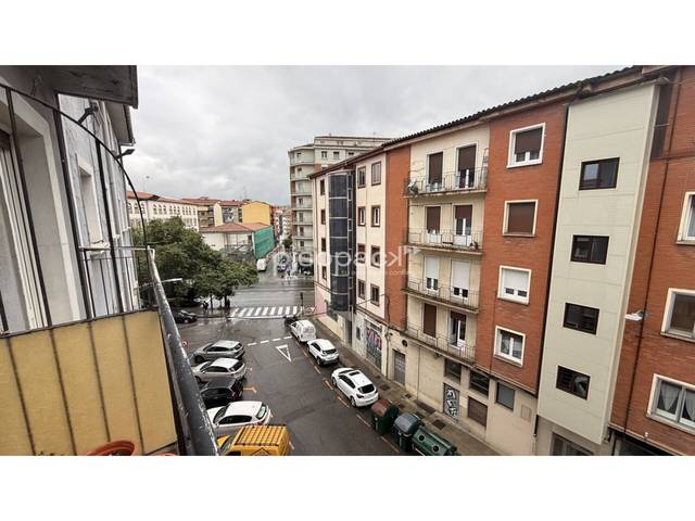 Piso en Venta en Calle Dámaso Zabalza en Azpilañaga