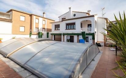 Vista exterior de Casa o xalet en venda en La Zubia amb Aire condicionat, Terrassa i Piscina