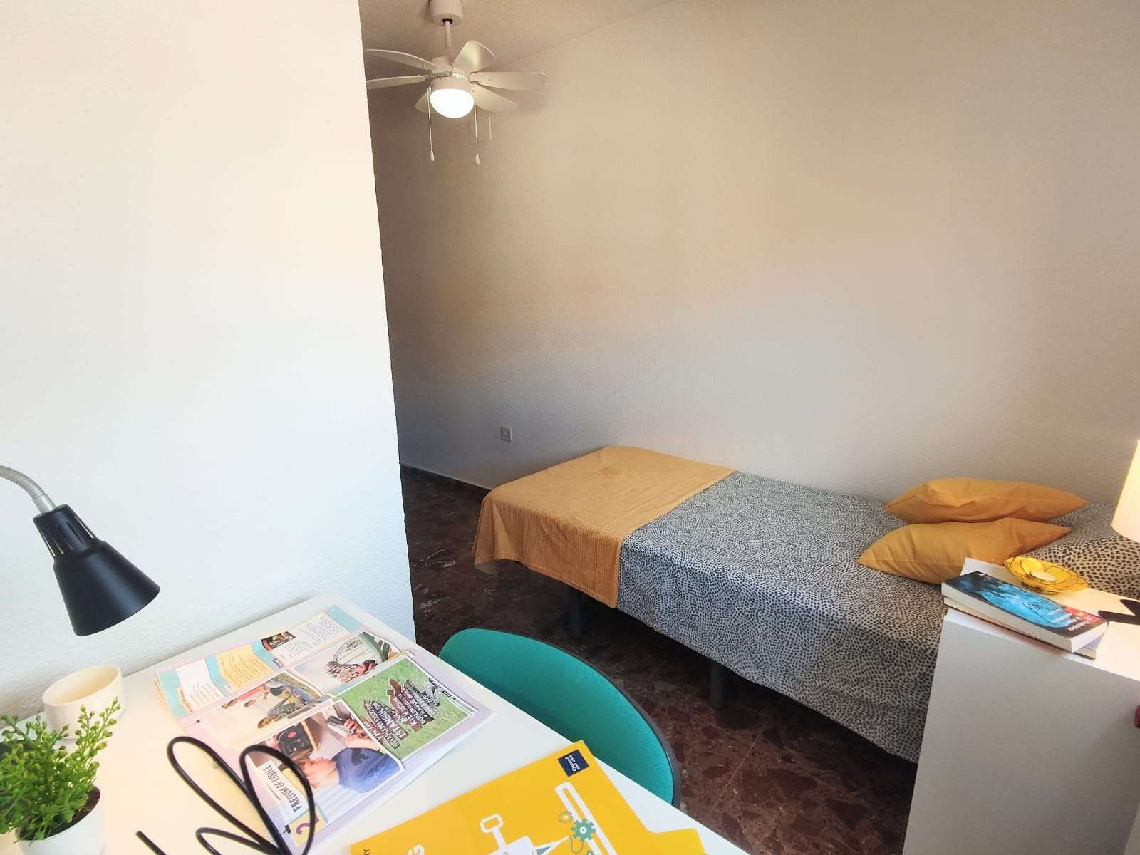 Bedroom of Flat to share in Paterna  with Air Conditioner and Terrace