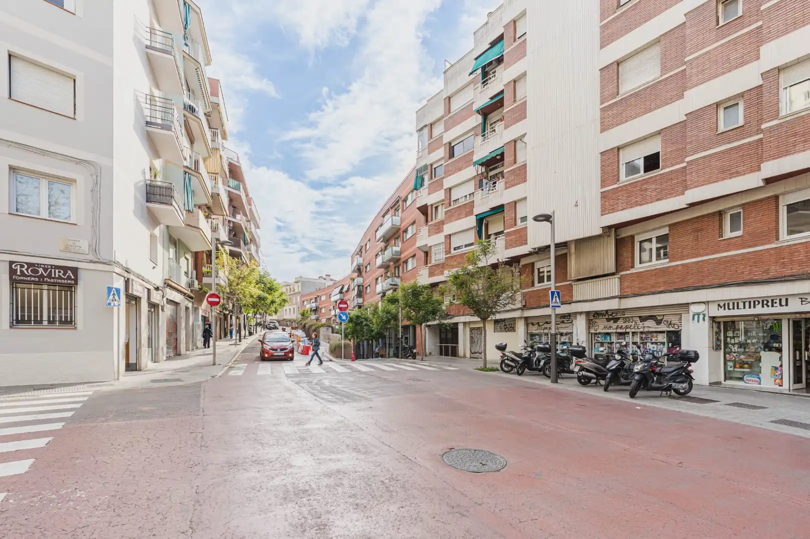 Vista exterior de Local en venda en Sants - Montjuïc