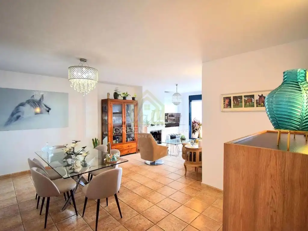 Wohnzimmer von Wohnung zum Verkauf in La Alcaidesa mit Klimaanlage, Privatgarten und Terrasse