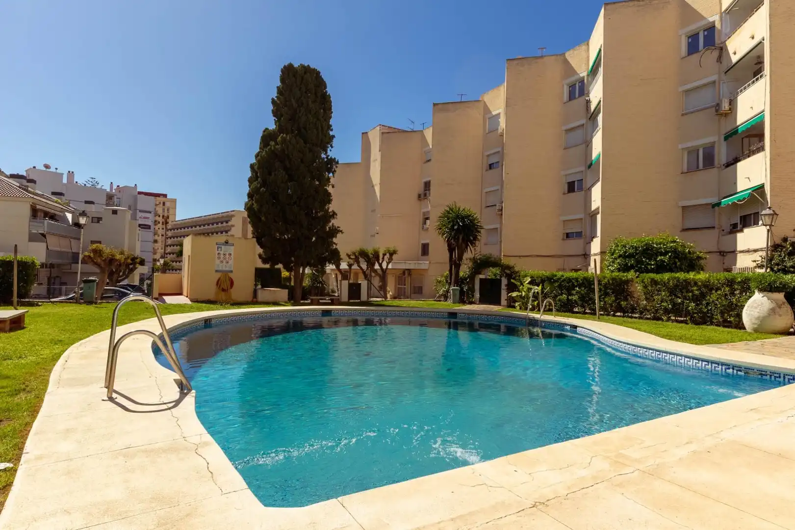 Piscina de Apartamento en venta en Fuengirola con Aire acondicionado, Terraza y Amueblado