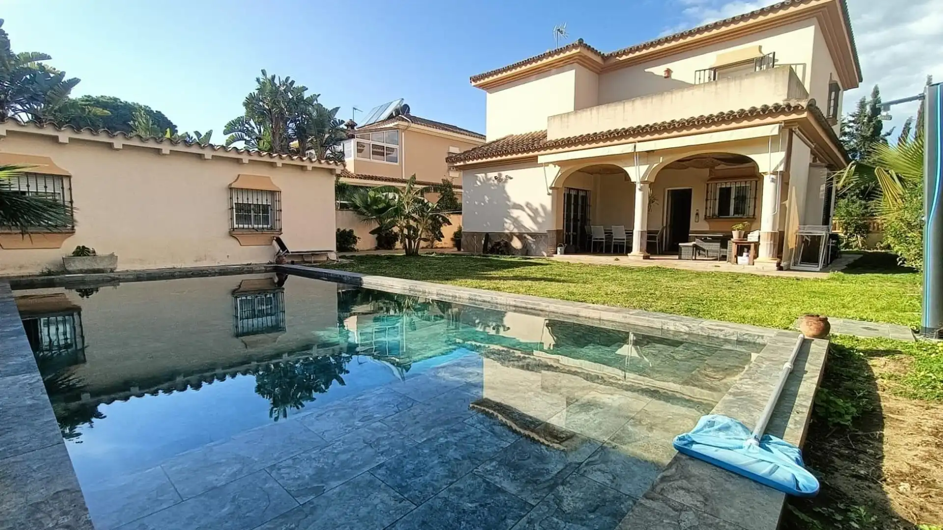 Piscina de Casa o chalet en venta en Chiclana de la Frontera con Jardín privado, Terraza y Trastero