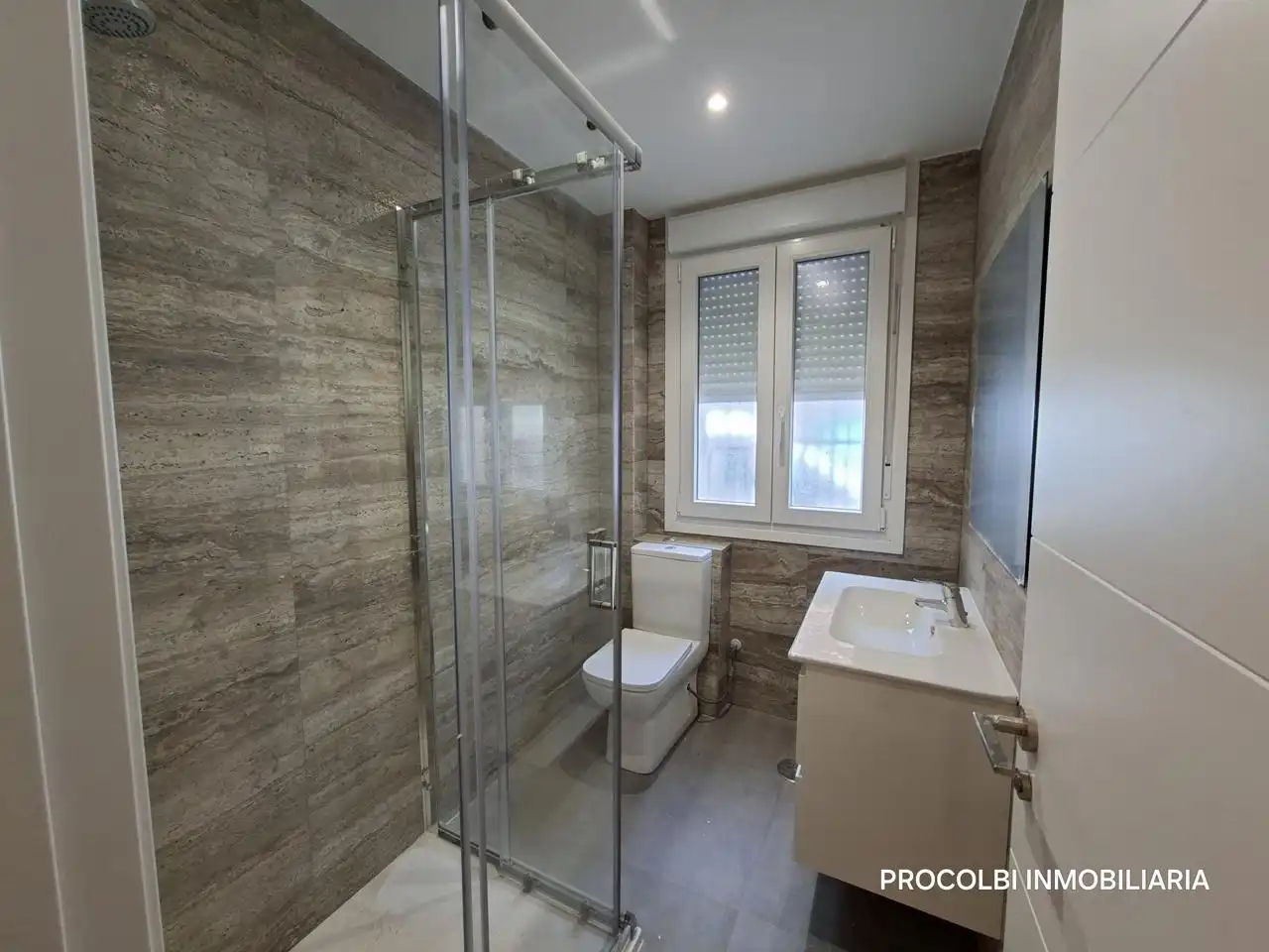 Bathroom of Ground floor for sale in Madrid  with Air Conditioner and Heating