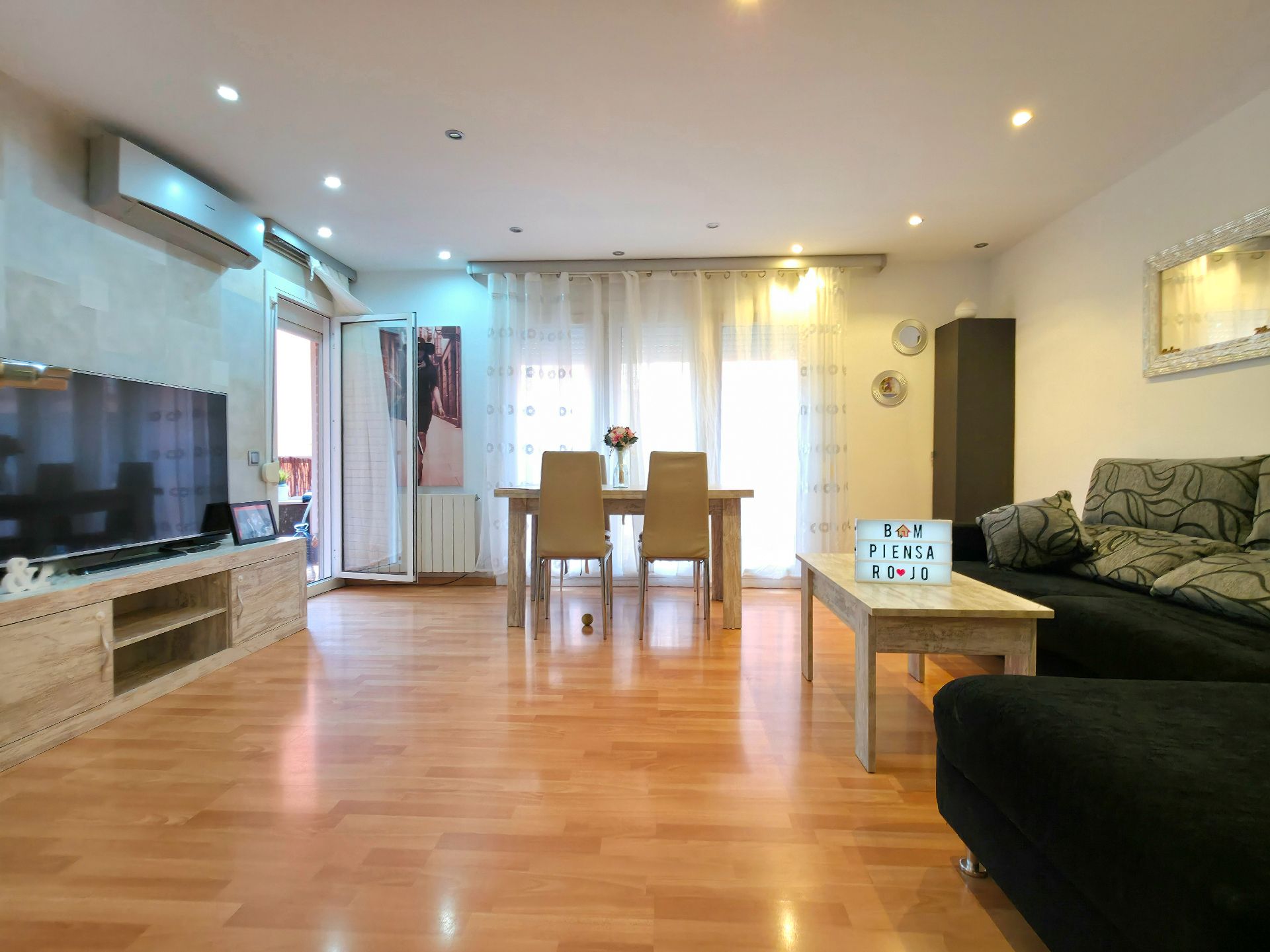 Living room of Flat for sale in Sant Andreu de la Barca  with Air Conditioner, Heating and Parquet flooring