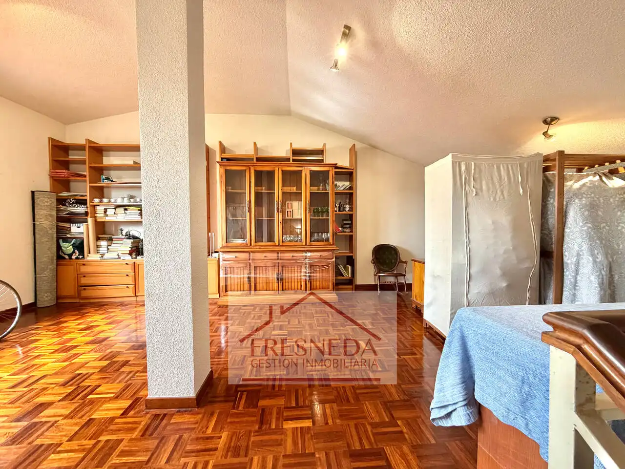 Wohnzimmer von Einfamilien-Reihenhaus zum Verkauf in Siero mit Heizung, Privatgarten und Parkett
