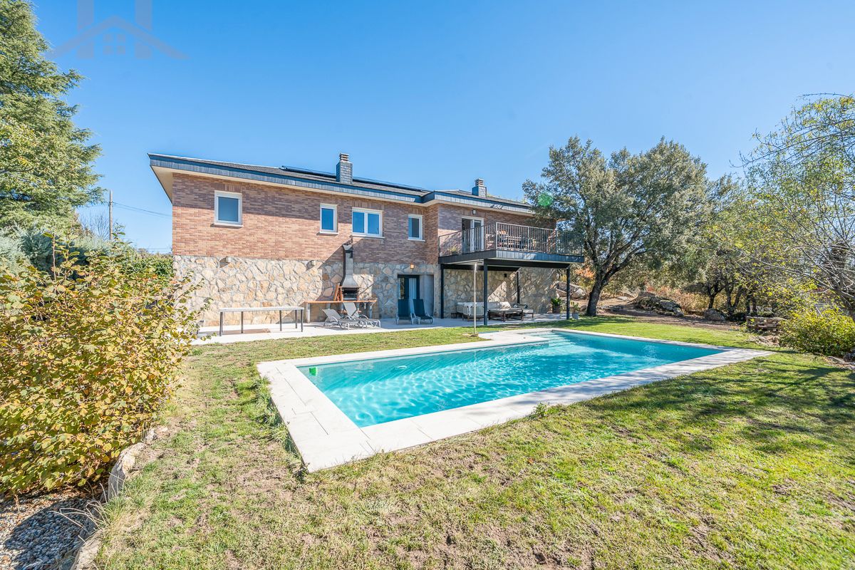 Swimming pool of House or chalet for sale in El Escorial  with Air Conditioner, Heating and Private garden