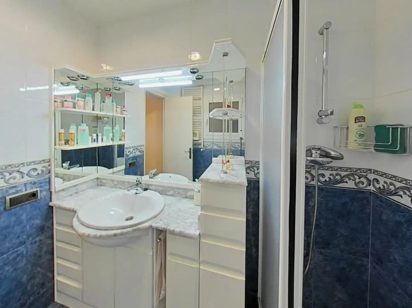 Bathroom of Flat for sale in Sabadell  with Air Conditioner, Heating and Storage room