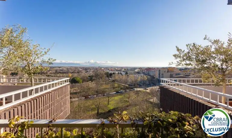 Vista exterior de Àtic en venda en Figueres amb Aire condicionat, Calefacció i Parquet
