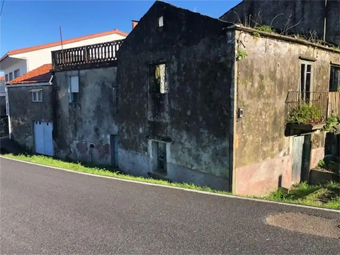 Vista exterior de Casa adosada en venda en Noia amb Jardí privat i Balcó