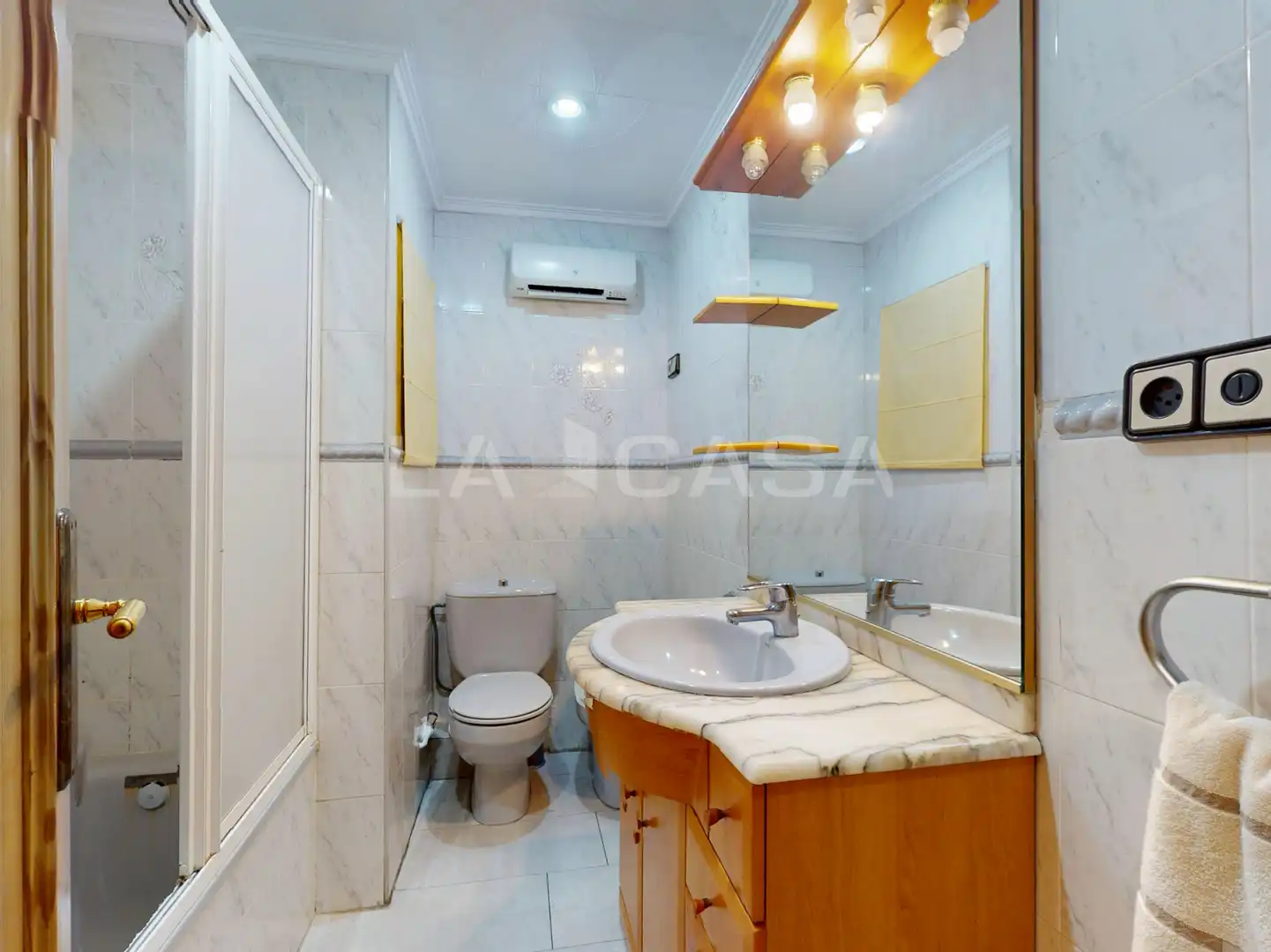 Bathroom of Flat for sale in Valencia  with Air Conditioner