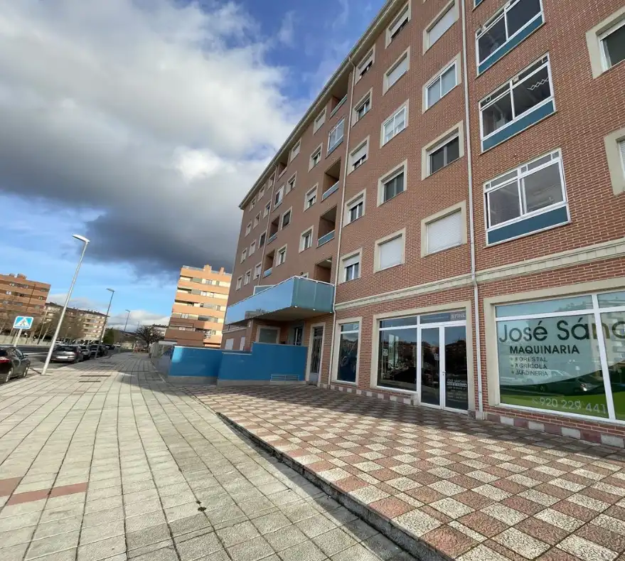 Vista exterior de Local en venta en Ávila Capital