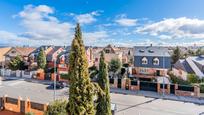 Vista exterior de Casa o xalet en venda en Pozuelo de Alarcón amb Aire condicionat, Calefacció i Jardí privat