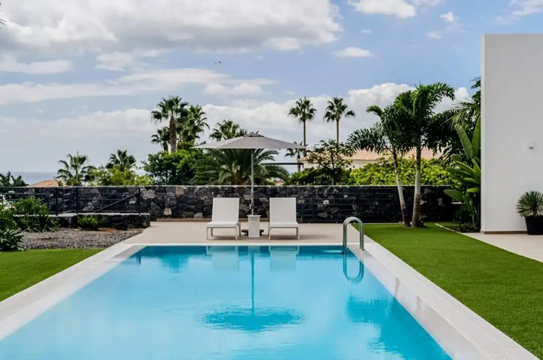 Schwimmbecken von Haus oder Chalet zum Verkauf in Adeje mit Klimaanlage, Privatgarten und Terrasse