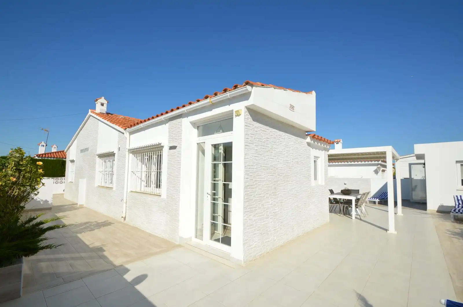 Vista exterior de Casa o xalet en venda en Vinaròs amb Aire condicionat, Calefacció i Jardí privat
