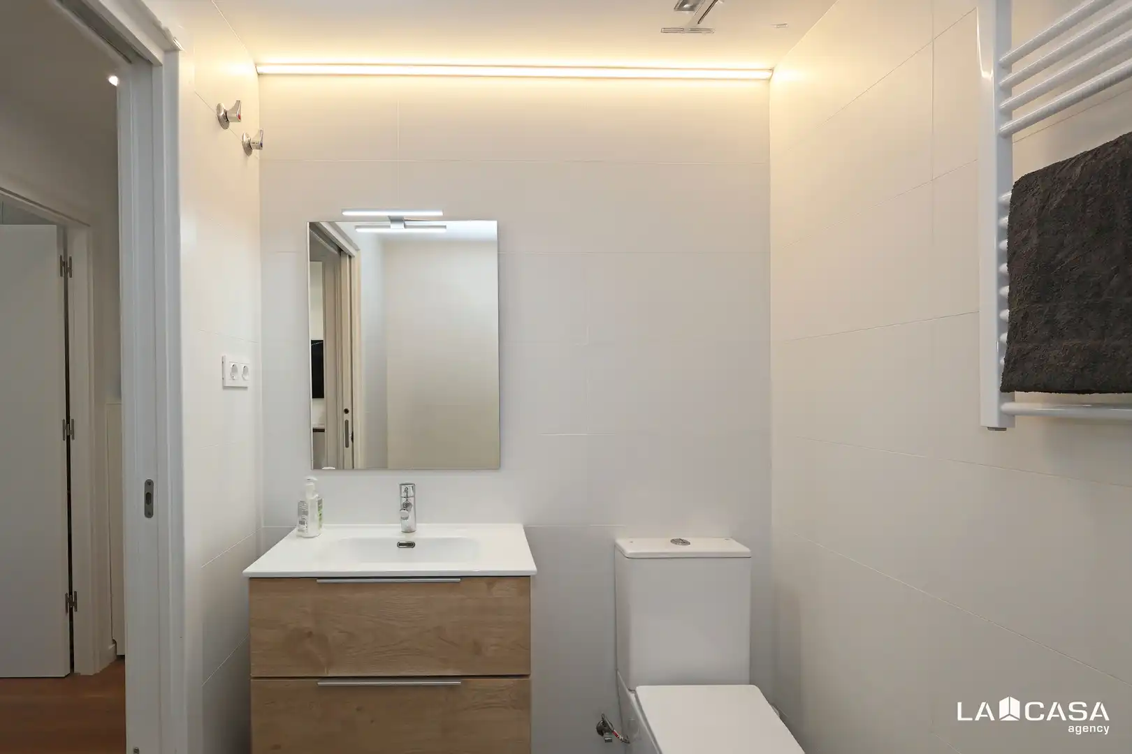 Baño de Piso en venta en Molins de Rei con Piscina y Balcón