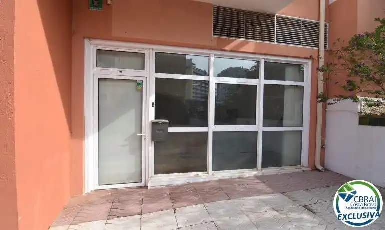 Vista exterior de Local en venta en Empuriabrava