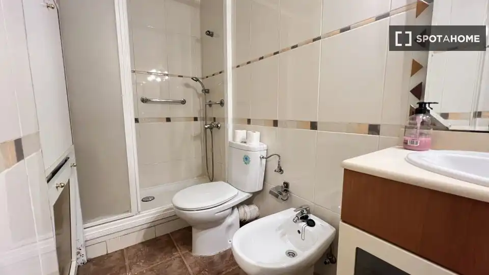 Bathroom of Flat for rent in Madrid  with Air Conditioner, Heating and Furnished