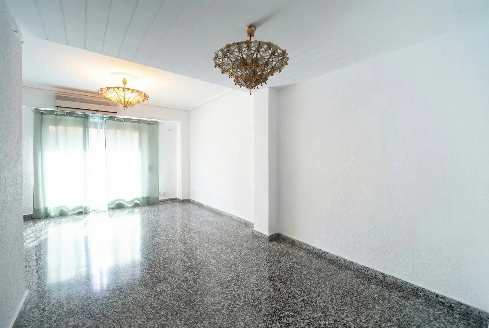 Wohnung zum Verkauf in Valencia mit Klimaanlage, Privatgarten und Abstellraum