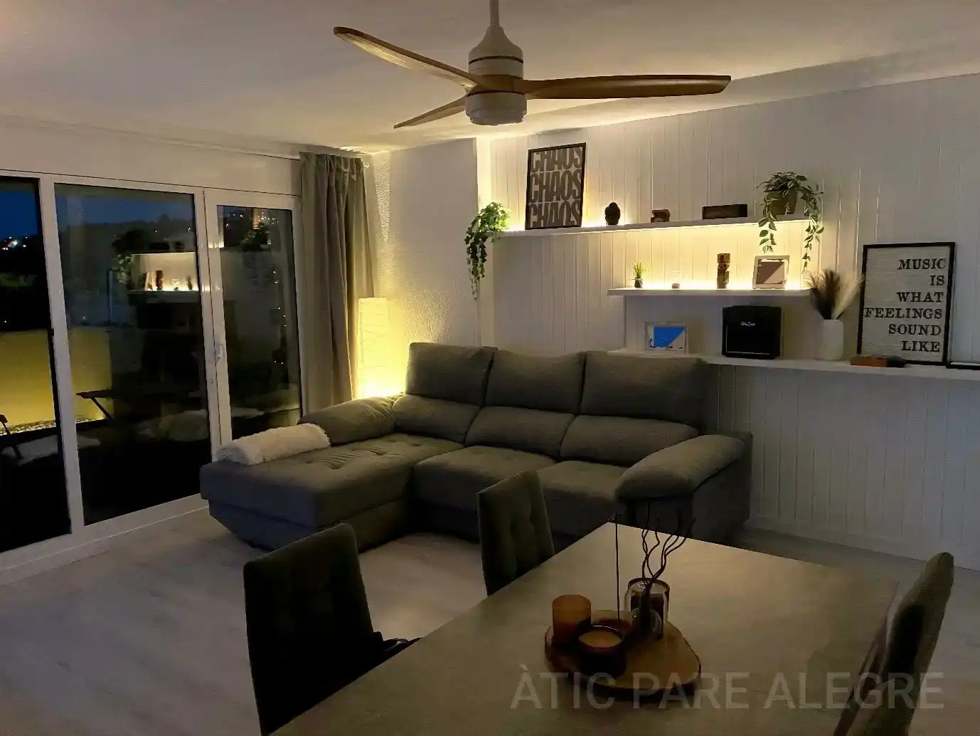 Sala d'estar de Àtic en venda en Terrassa amb Aire condicionat