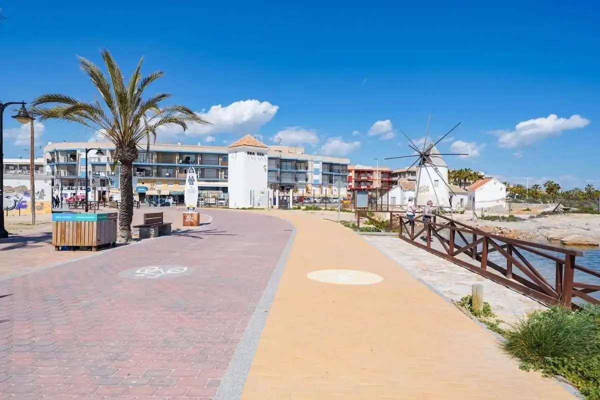 Vista exterior de Casa adosada en venda en San Pedro del Pinatar amb Aire condicionat, Calefacció i Jardí privat