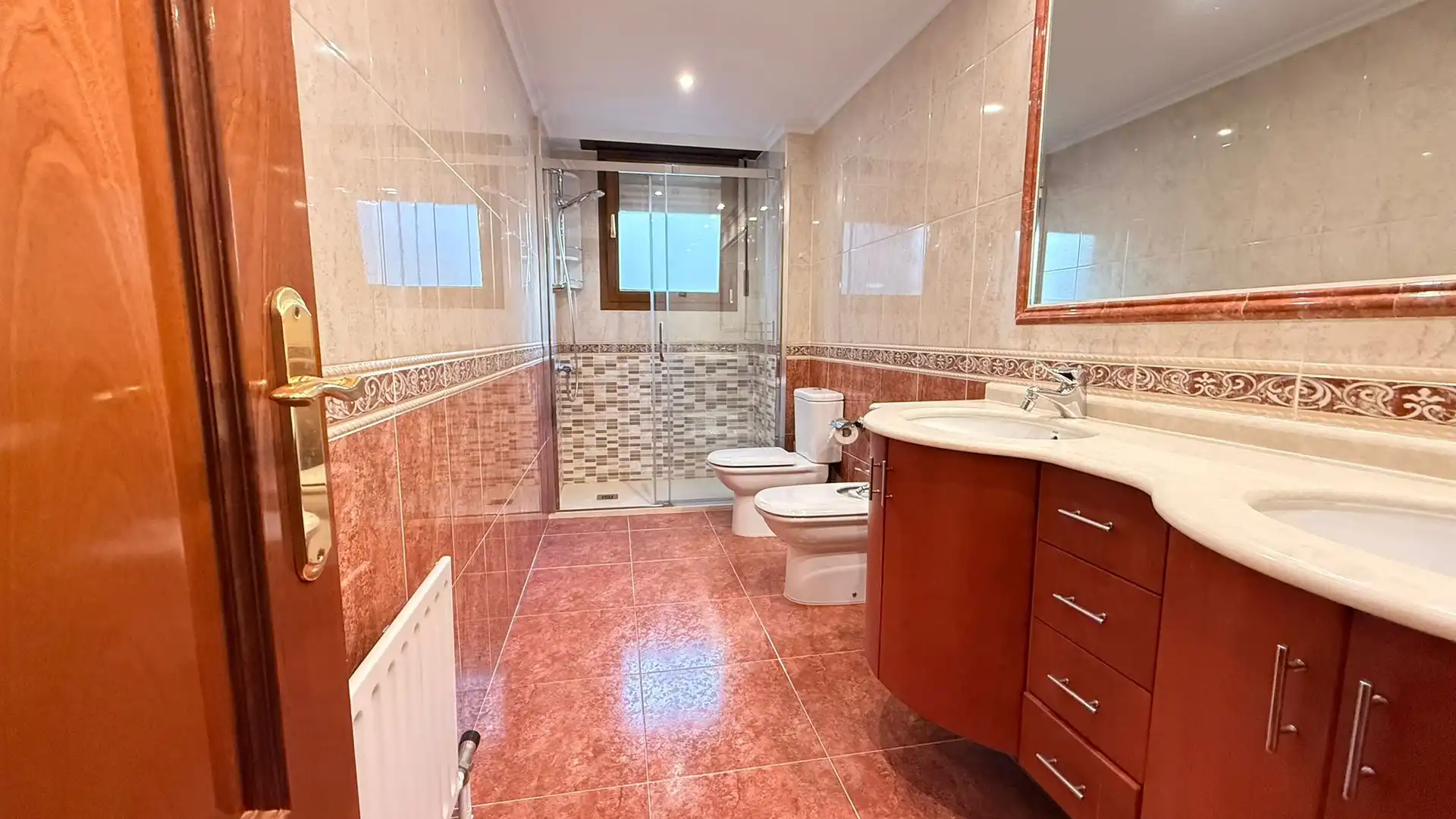 Badezimmer von Wohnung zum Verkauf in Barakaldo  mit Heizung und Balkon