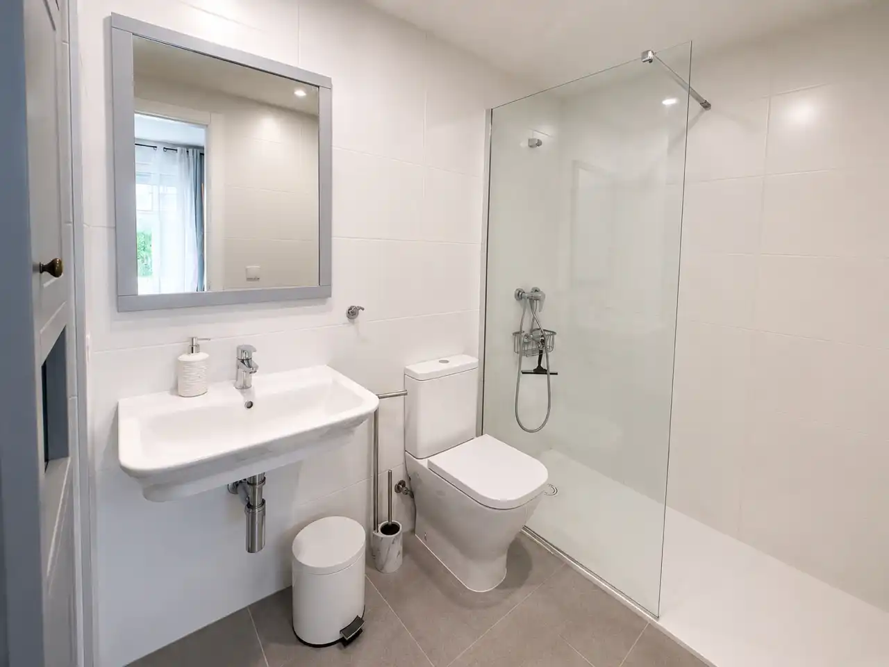 Baño de Apartamento de alquiler en Marbella con Aire acondicionado, Calefacción y Terraza