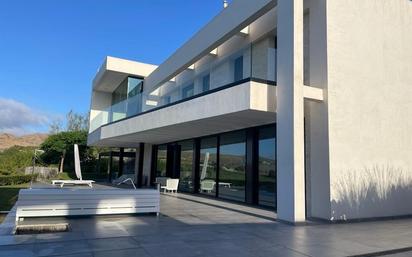 Vista exterior de Casa o xalet en venda en San Bartolomé de Tirajana amb Aire condicionat, Terrassa i Piscina